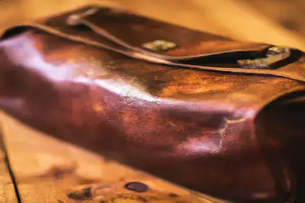 Até Onde É Seguro Revitalizar Uma Bolsa Vintage De Couro Vegetal