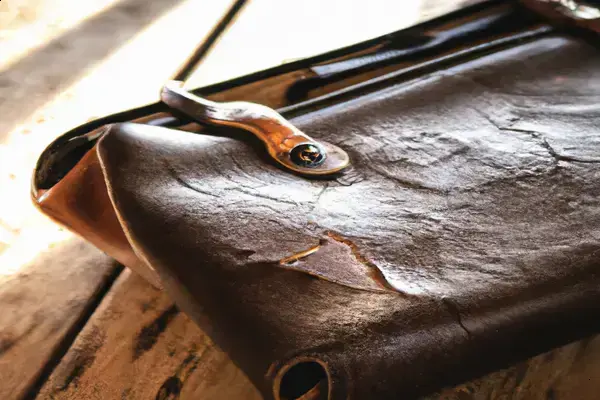 Como O Craquelado Constrói A Personalidade Da Bolsa Vintage